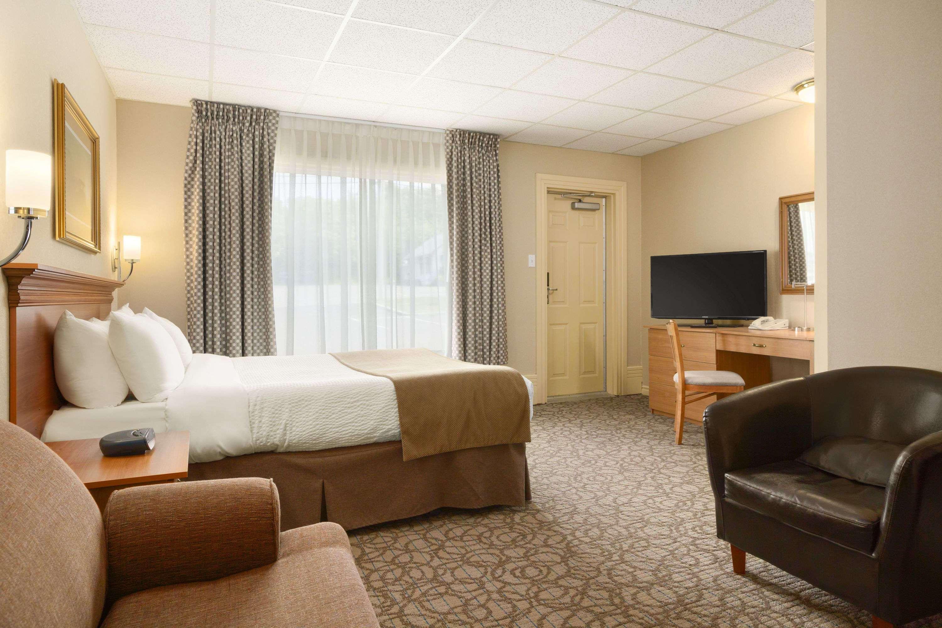 Days Inn By Wyndham Ривьер-дю-Лу Экстерьер фото