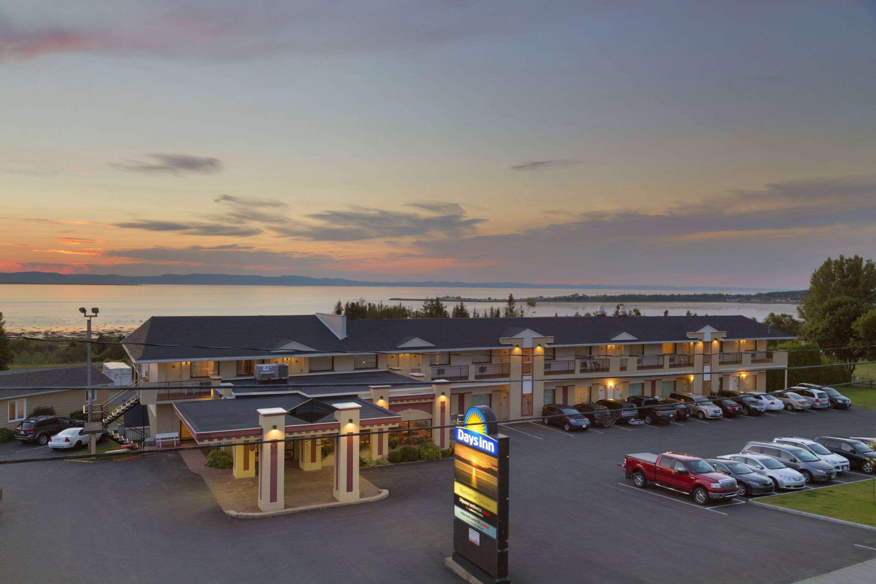 Days Inn By Wyndham Ривьер-дю-Лу Экстерьер фото